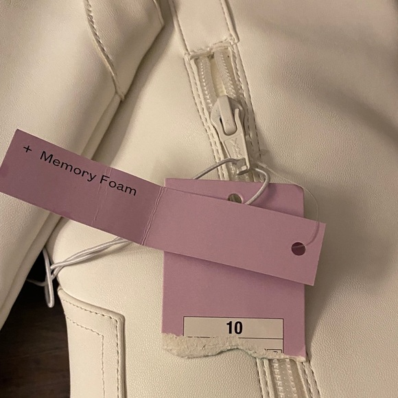 Pointed Toe White Kitten Heeled Boots - Picture 7 of 9